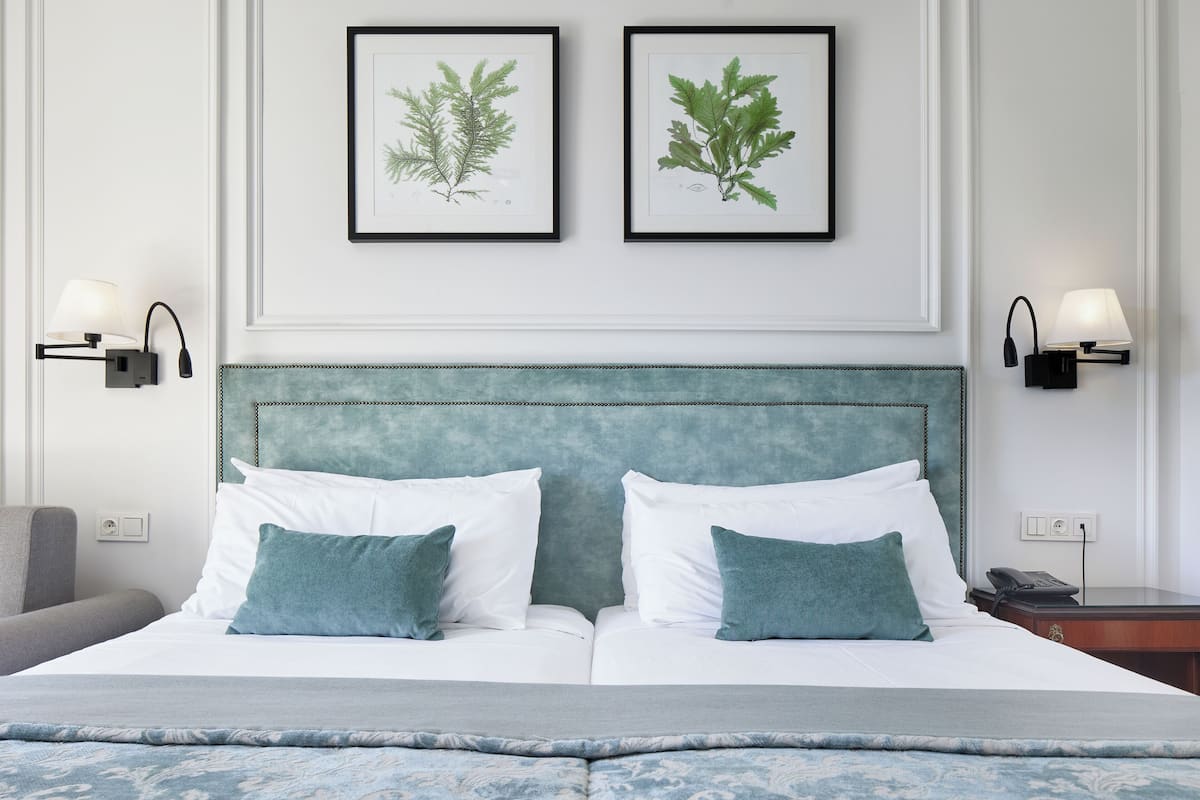 Klassieke tweepersoonskamer, balkon, uitzicht op stad | 1 slaapkamer, luxe beddengoed, Select Comfort-bedden, een minibar