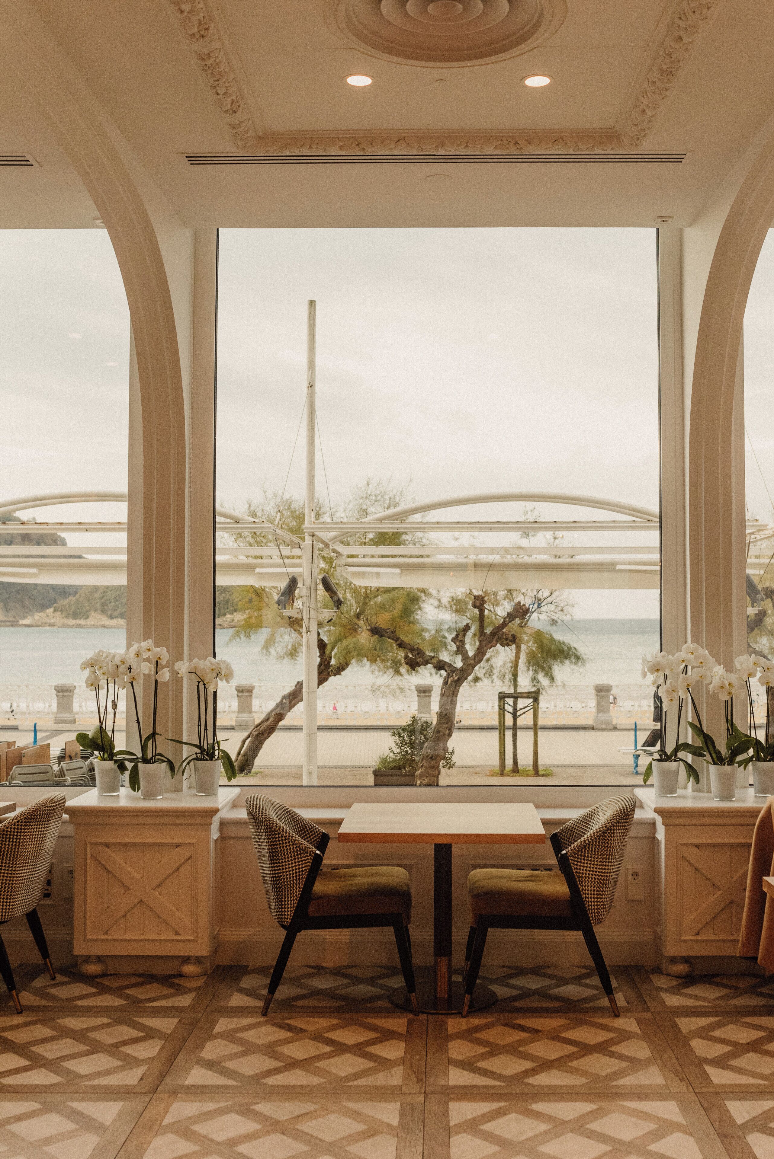 Ocean views, serves lunch and dinner