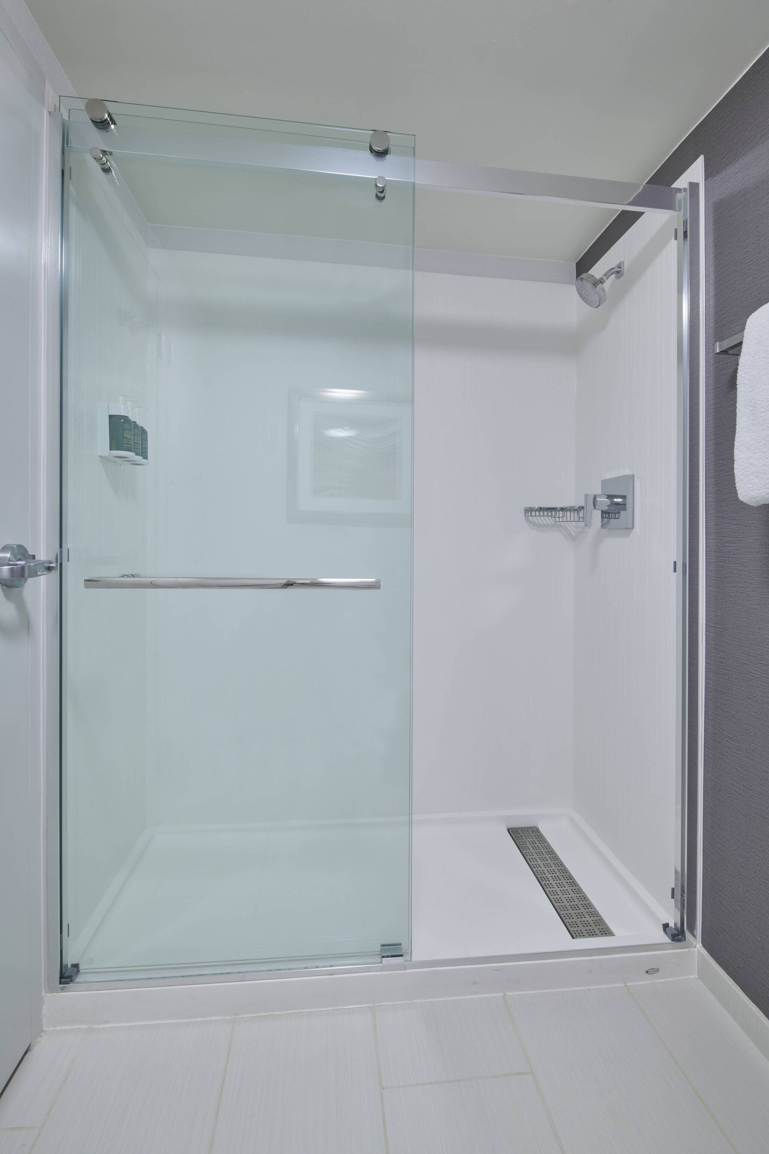 combined shower/bathtub, eco-friendly toiletries, hair dryer, towels