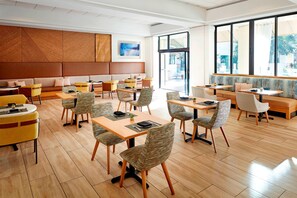 Café da manhã completo todos os dias mediante uma taxa