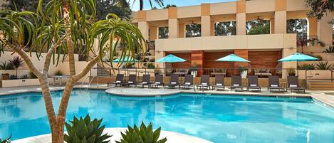 Alberca al aire libre y camas balinesas (con cargo)