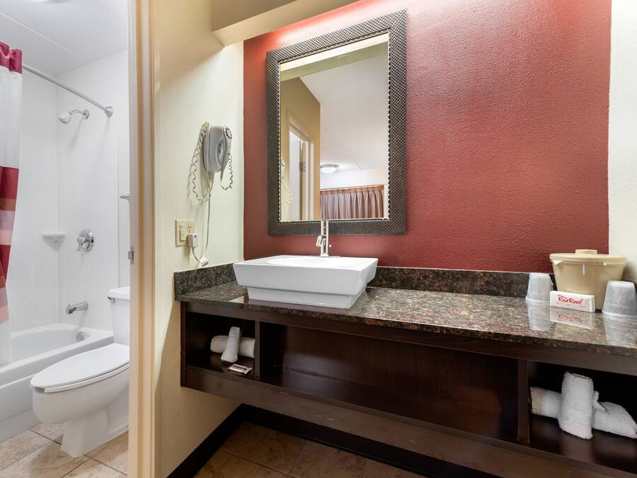 Kombinasi shower/bathtub dan perlengkapan kamar mandi ramah lingkungan