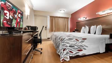 Een bureau, een strijkplank/strijkijzer, gratis wifi, beddengoed