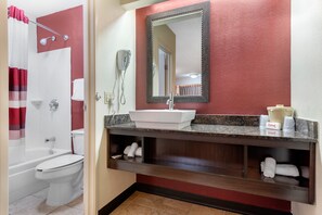 Combined shower/bathtub, eco-friendly toiletries, towels