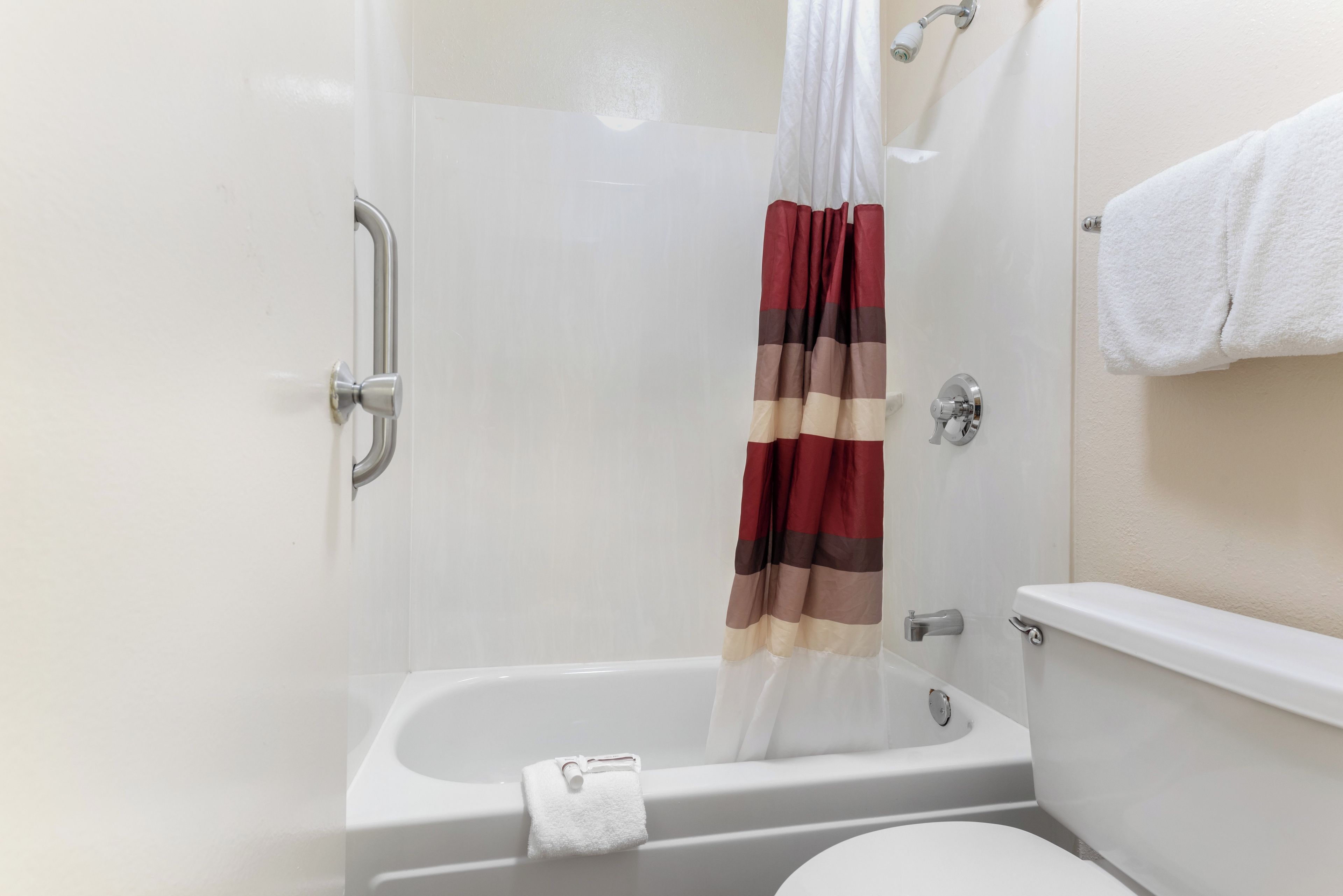 Combined shower/bathtub, eco-friendly toiletries, towels
