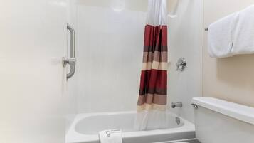 Combined shower/tub, eco-friendly toiletries, towels