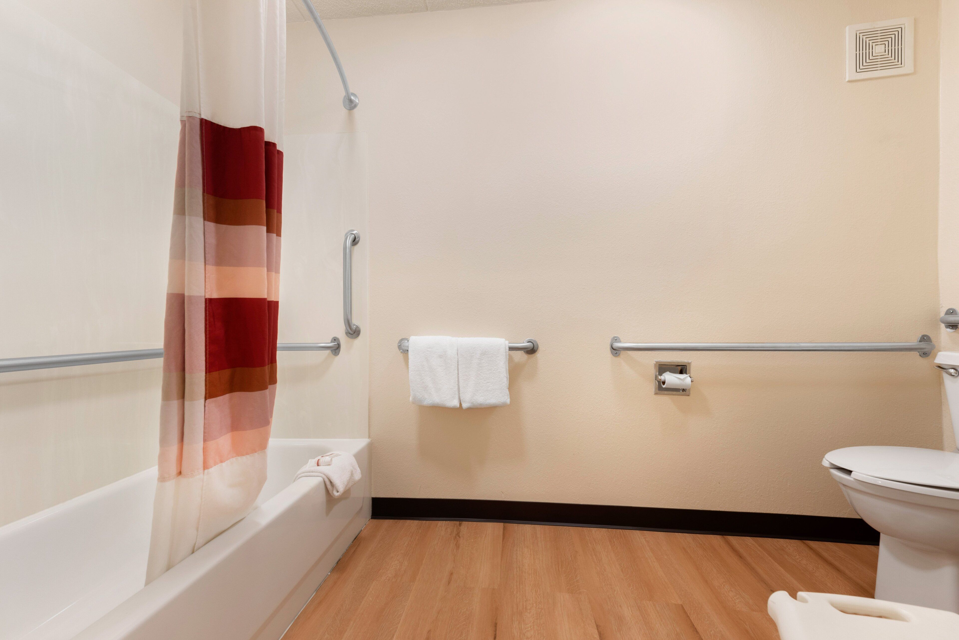 Combined shower/bathtub, eco-friendly toiletries, towels