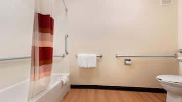 Tina con regadera, amenidades de baño ecológicas, toallas