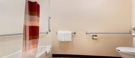 Duschwanne, umweltfreundliche Kosmetikartikel, Handtücher