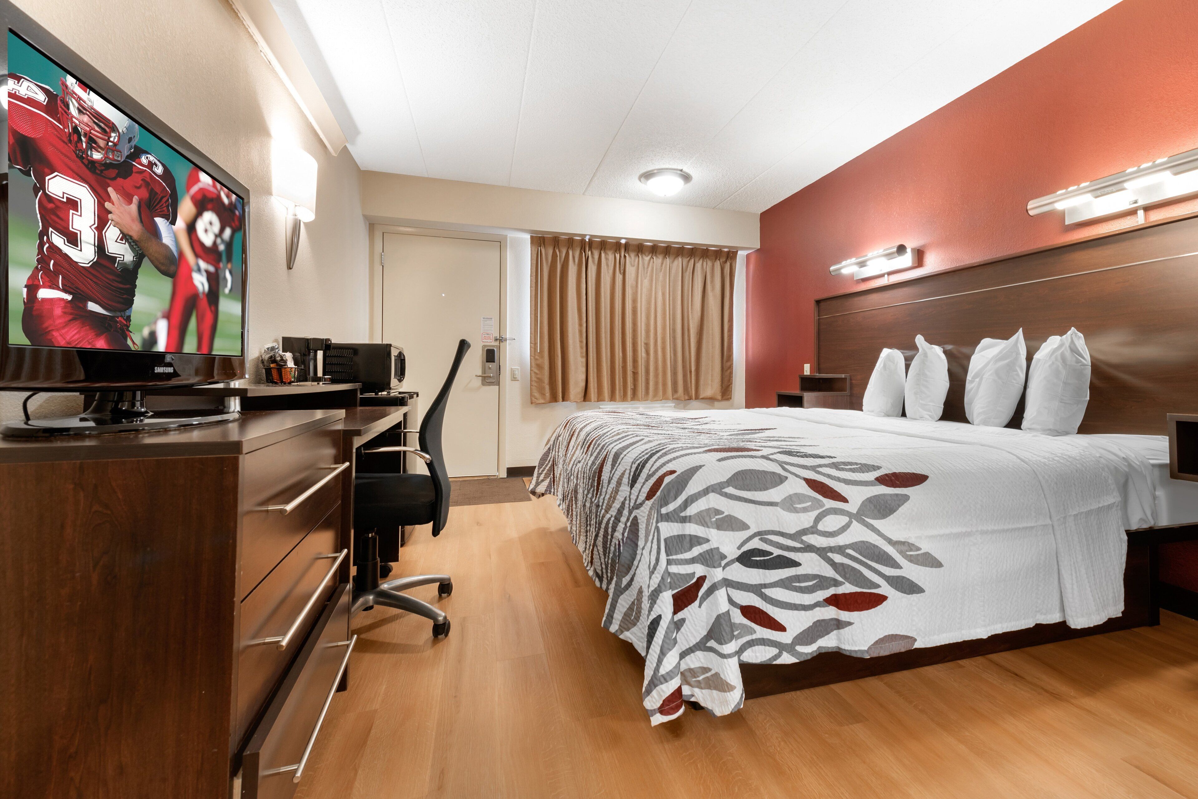 Escritorio, tabla de planchar con plancha, wifi gratis y ropa de cama