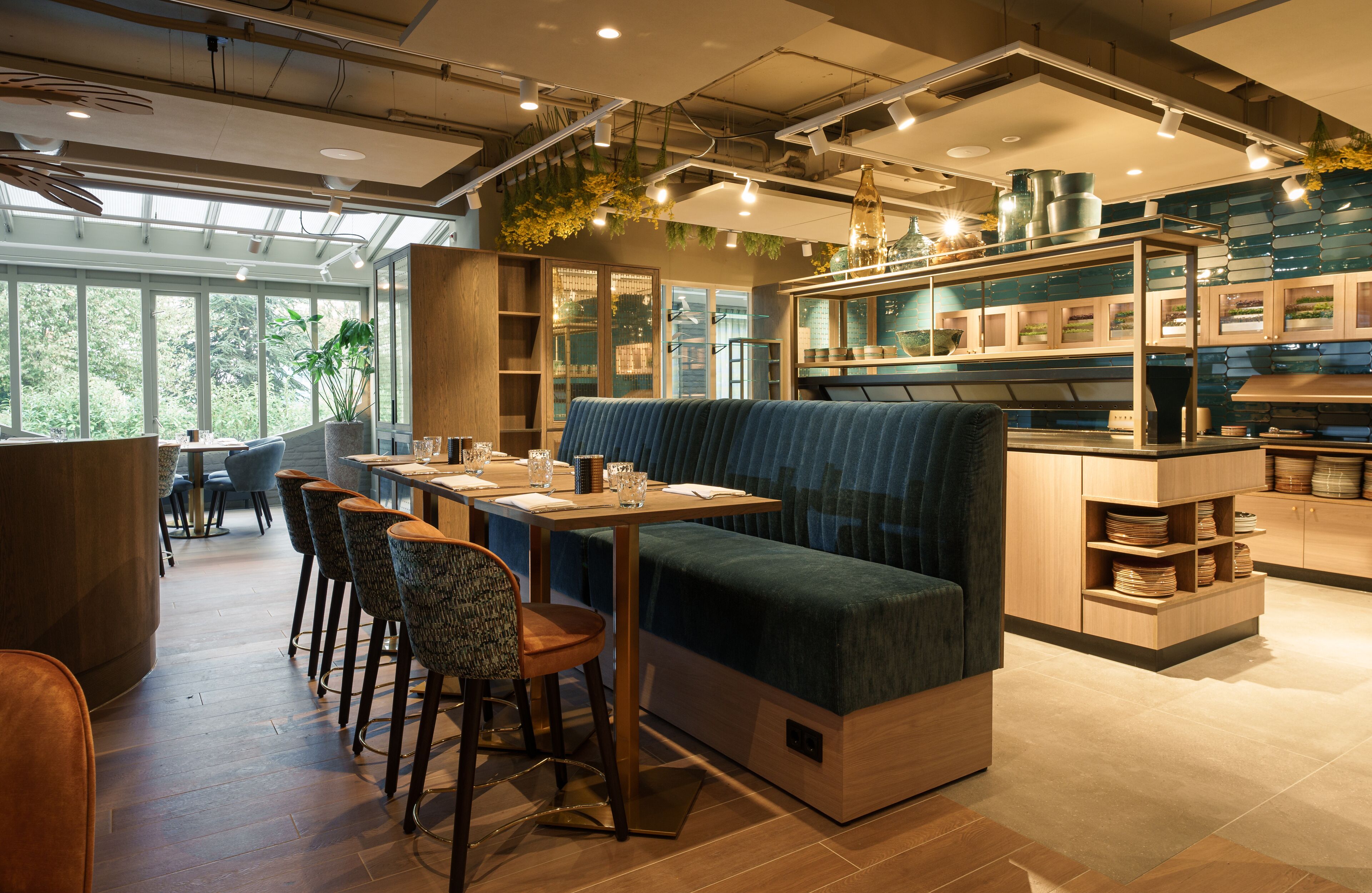 breakfast, lunch and dinner served