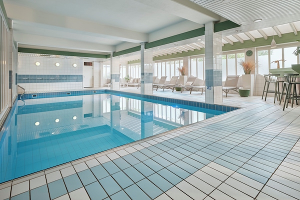 Kolam renang tertutup, kerusi lepak pantai