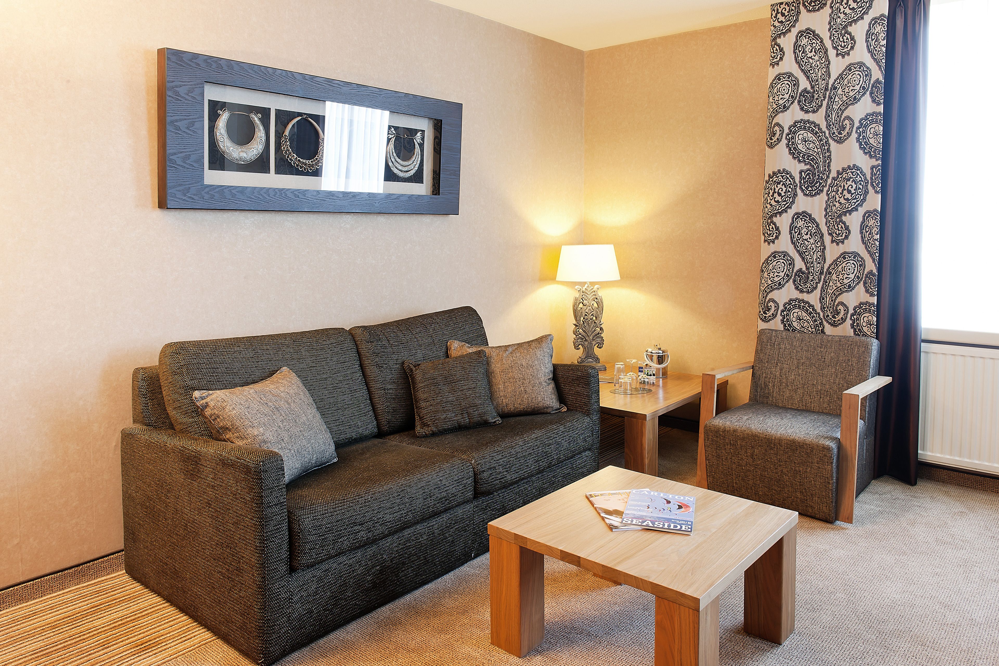 executive suite, 1 king bed | living area | 32-inch lcd tv with digital channels, tv