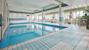 Piscina coperta, lettini