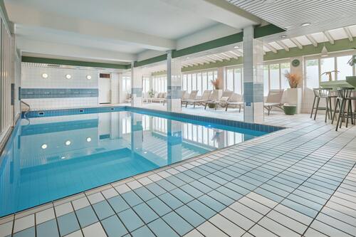 Piscine intérieure, chaises longues