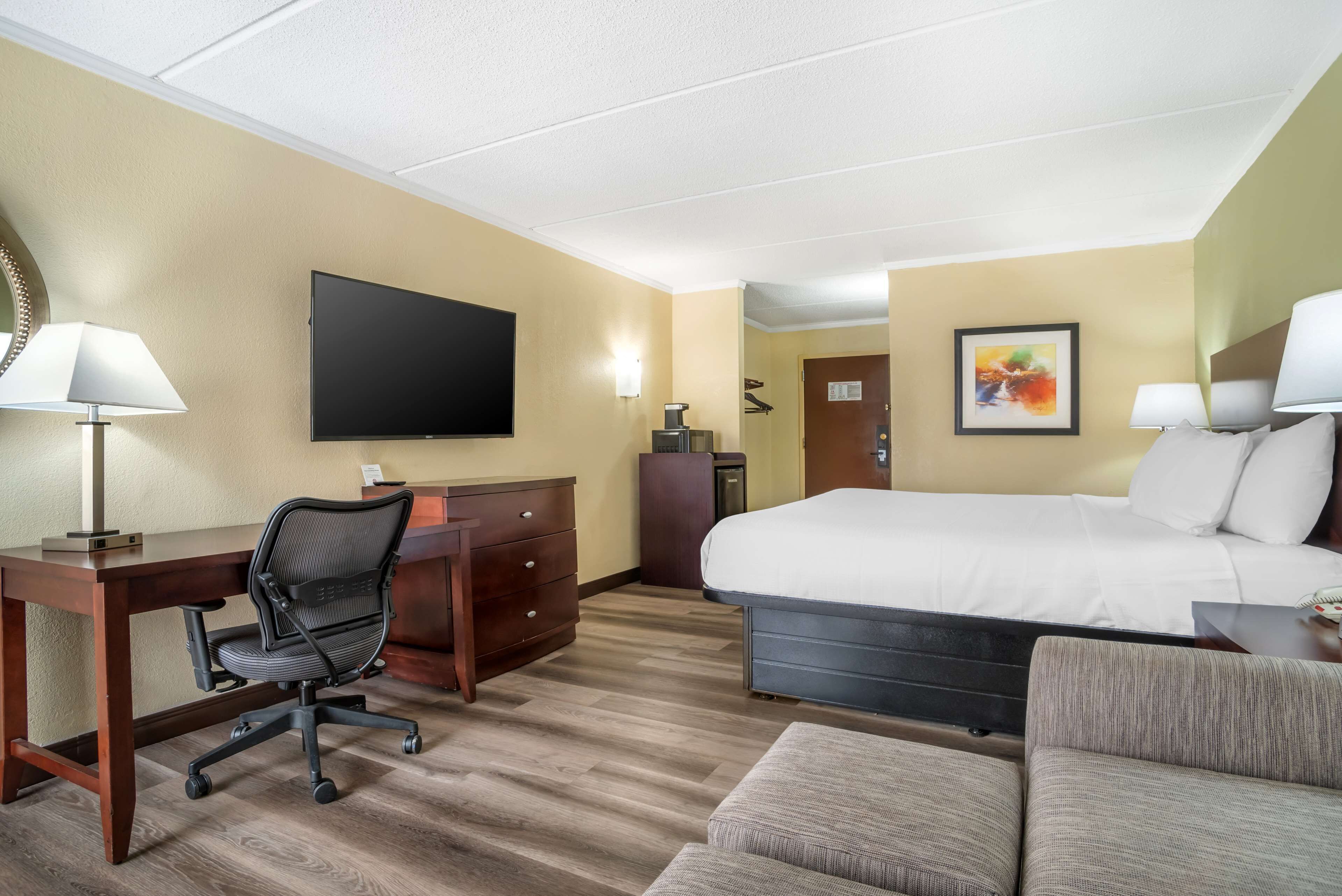 Standard Room, 1 King Bed, Non Smoking, Refrigerator & Microwave