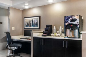 Un espacio de oficina moderno con un escritorio, una silla y una máquina de café.