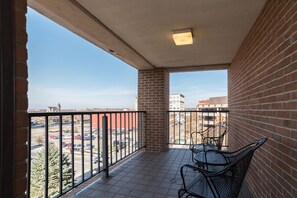 高級寢具、特厚豪華床墊、書桌、手提電腦工作空間