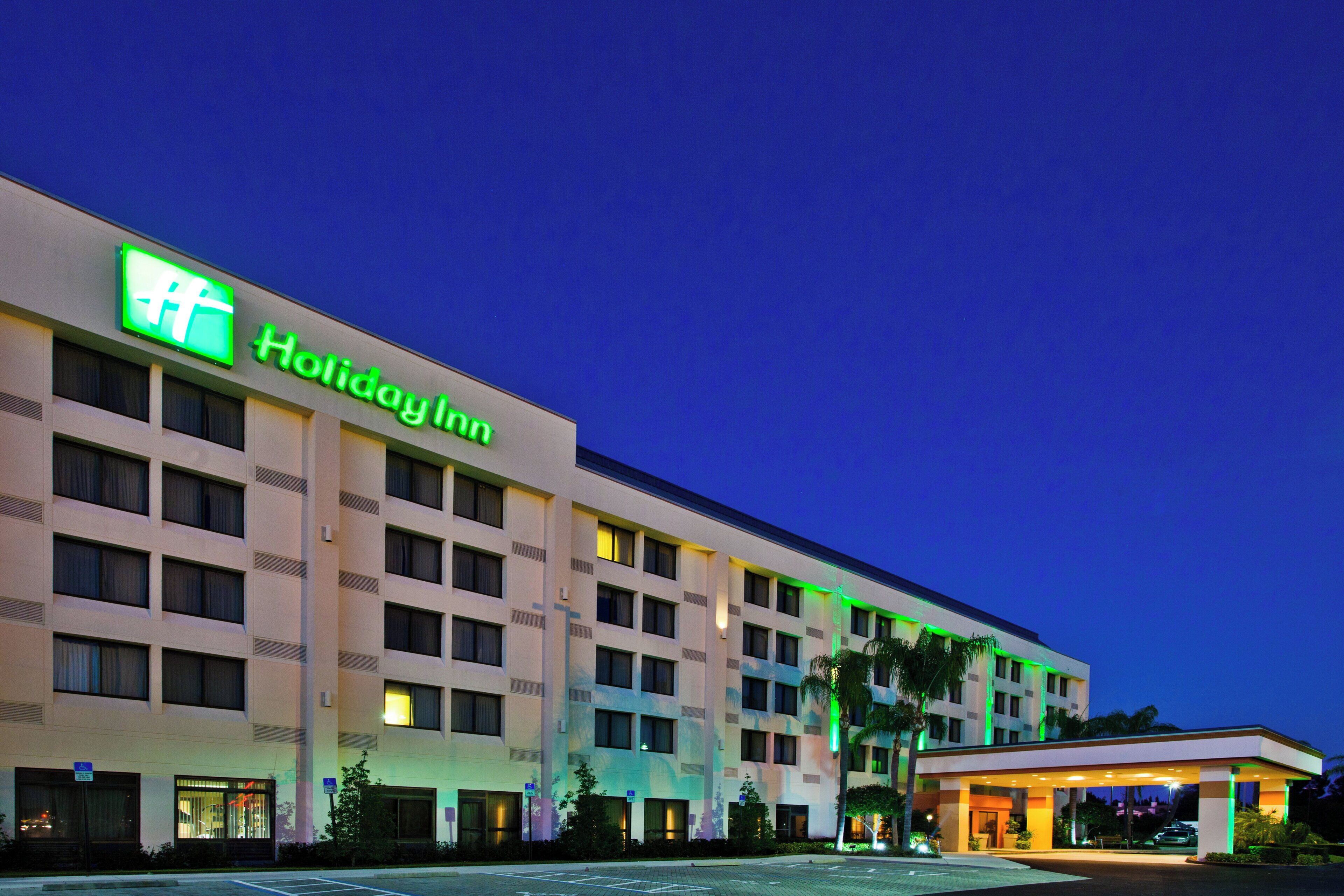 Un hôtel Holiday Inn doté d’une façade moderne, de plusieurs étages et d’un parking.