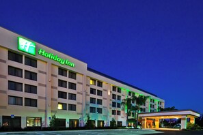 Un hôtel Holiday Inn doté d’une façade moderne, de plusieurs étages et d’un parking.