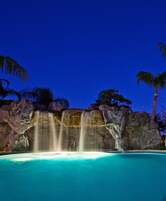 Una piscina al aire libre (de 08:00 a 22:00), sombrillas, tumbonas