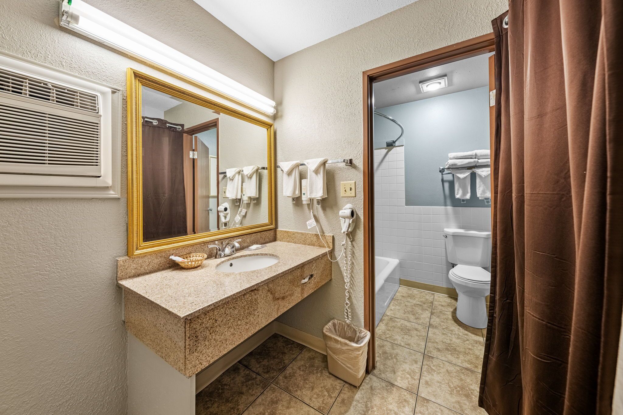 Room, 1 Queen Bed, Non Smoking | Bathroom