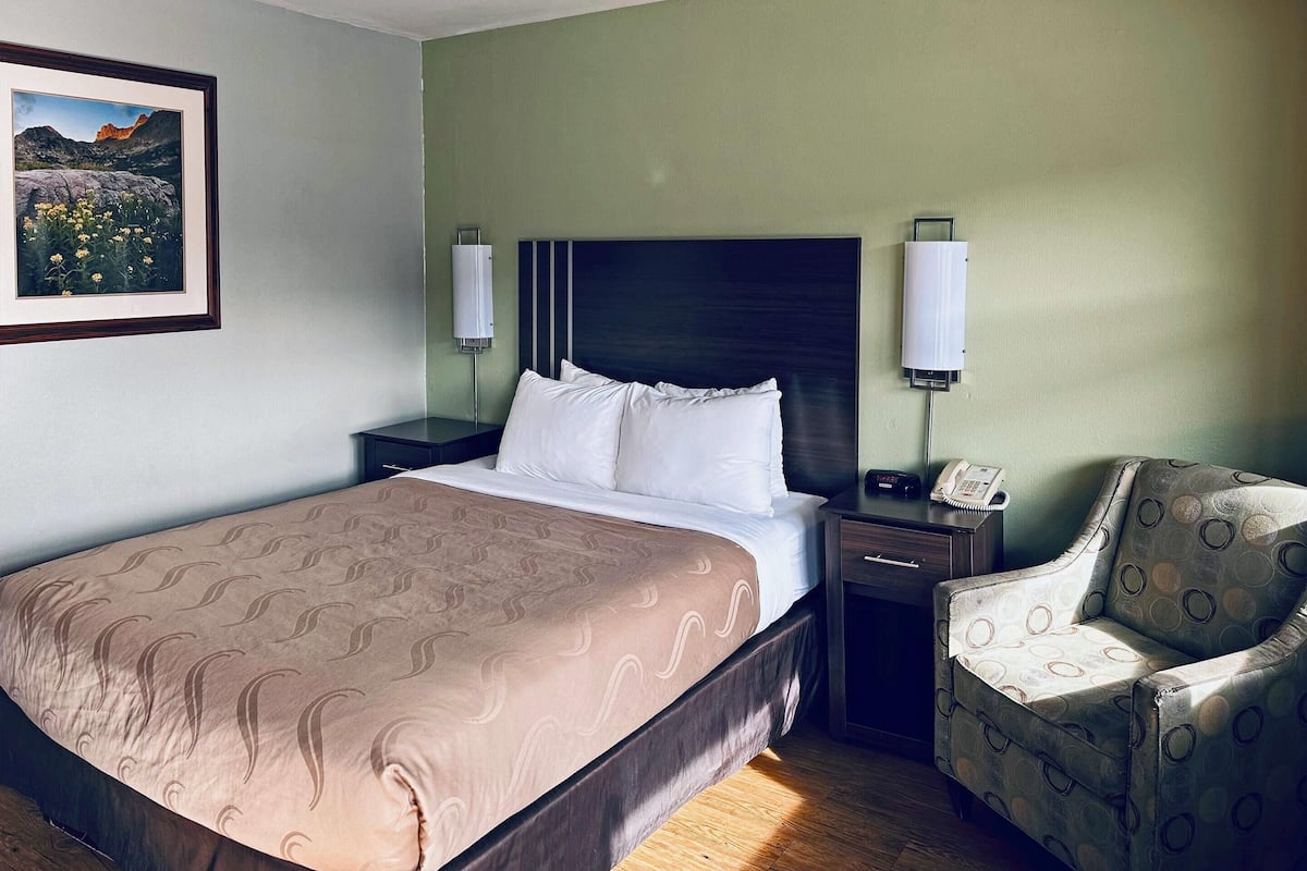 Desk, iron/ironing board, rollaway beds, free WiFi
