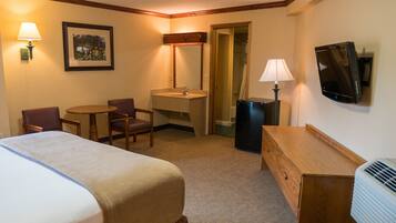 Rom, 1 queensize-seng, ved basseng | Safe på rommet, strykejern/-brett og barnesenger (inkludert)