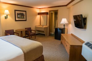 1 Queen Bed - Poolside | In-room safe, iron/ironing board, free cribs/infant beds, free WiFi - Wild Bear Inn (Pigeon Forge)