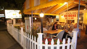 Tempat makan luar