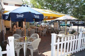 Outdoor dining - Cape Cod Inn (Hyannis)