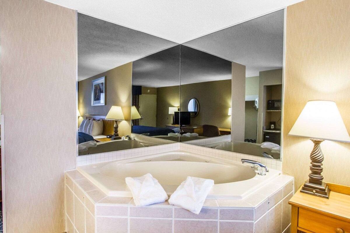 standard room, 1 king bed, non smoking, jetted tub | premium bedding, desk, blackout curtains, iron/ironing board