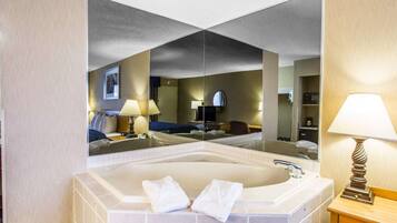 Camera Standard, 1 letto king, non fumatori, idromassaggio | Biancheria da letto di alta qualità, una scrivania, tende oscuranti