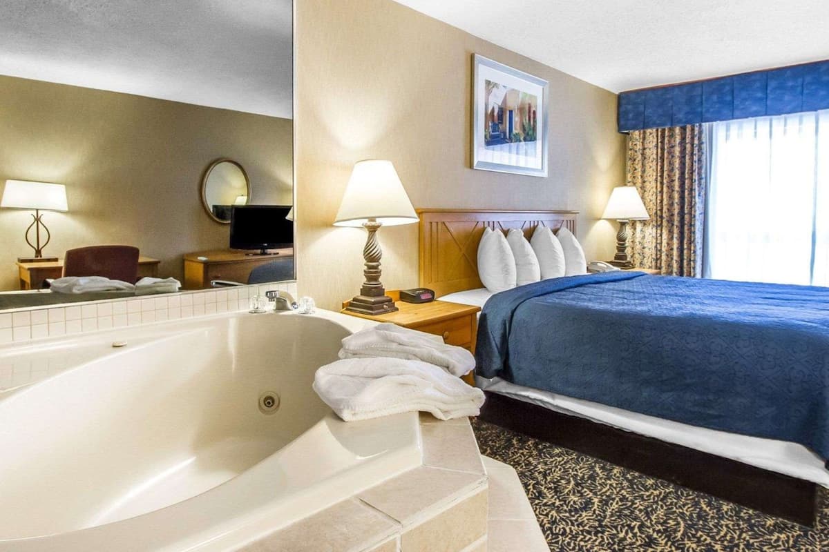 standard room, 1 king bed, non smoking, jetted tub | premium bedding, desk, blackout curtains, iron/ironing board