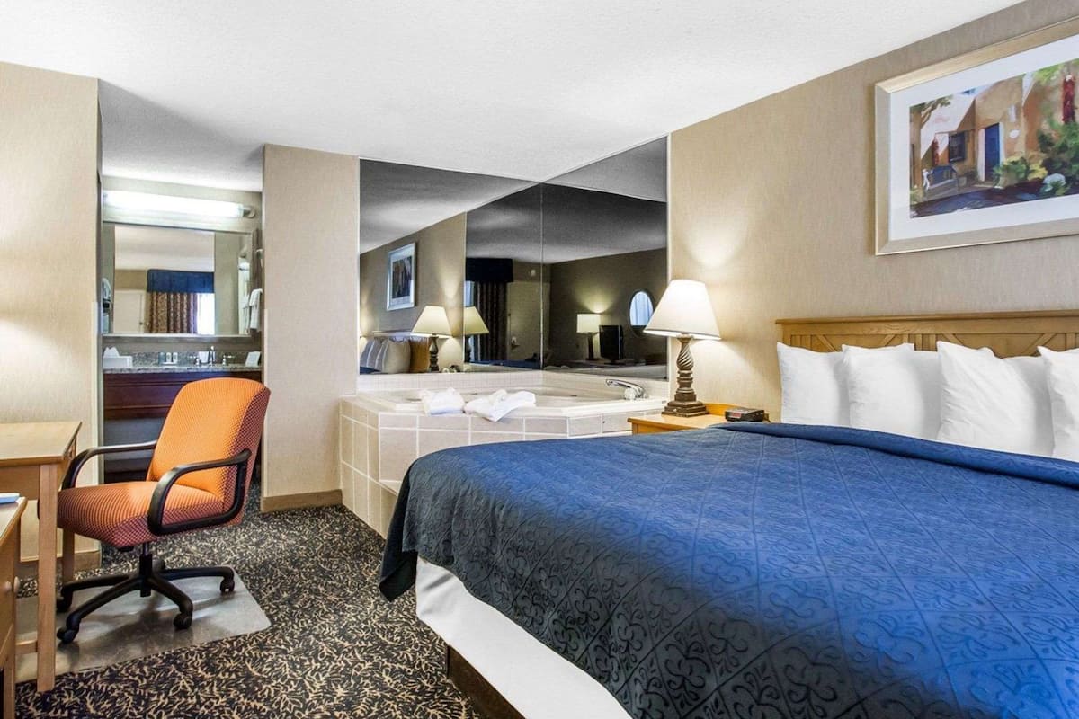 standard room, 1 king bed, non smoking, jetted tub | premium bedding, desk, blackout curtains, iron/ironing board