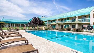 Piscina stagionale all'aperto, ombrelloni da piscina, lettini