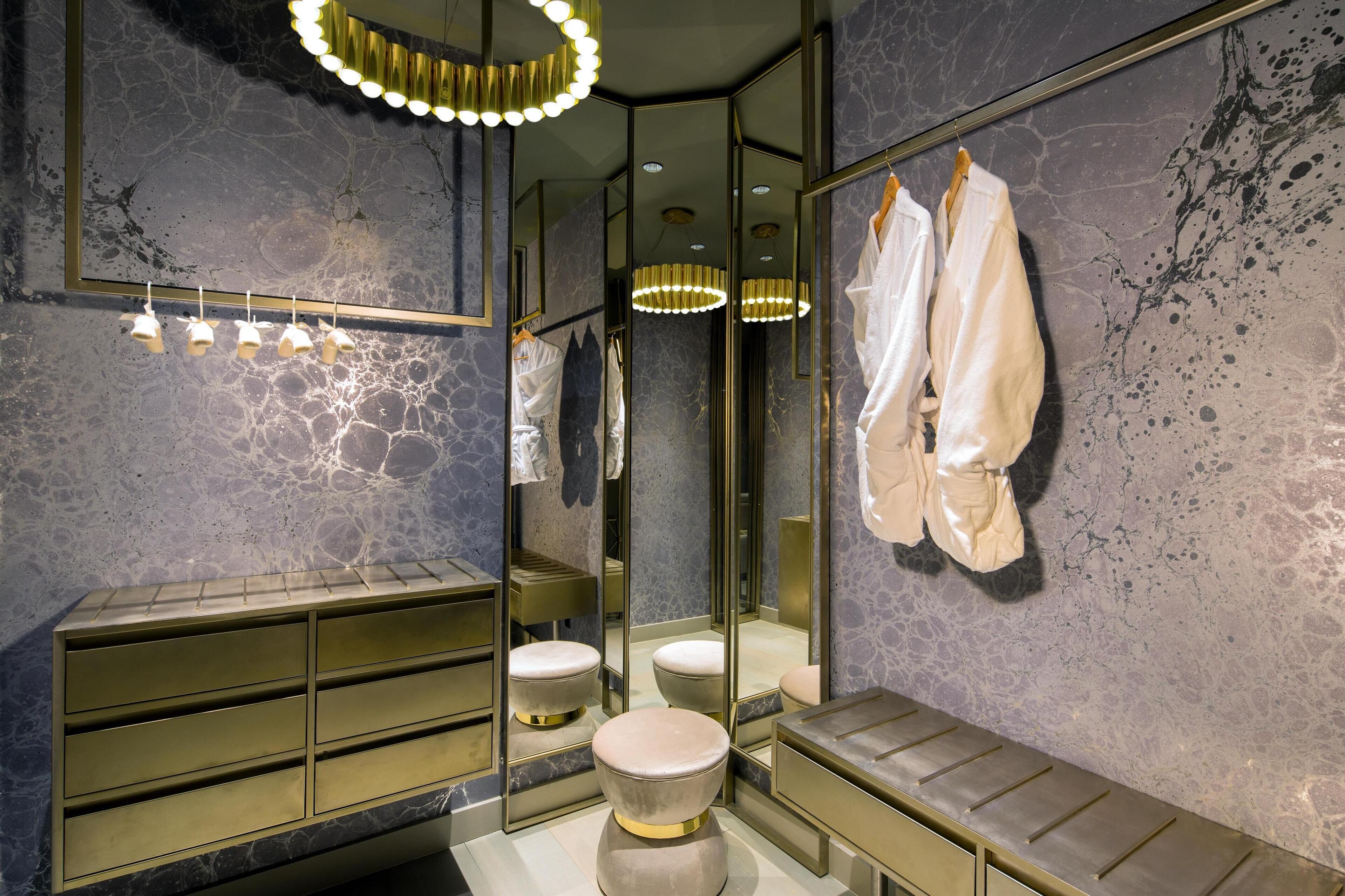 frette italian sheets, premium bedding, in-room safe, desk