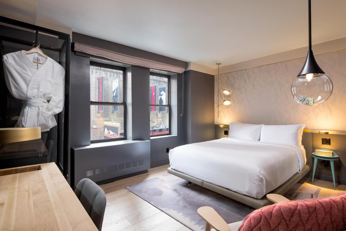 Room, 1 Queen Bed | Frette Italian sheets, premium bedding, in-room safe, desk