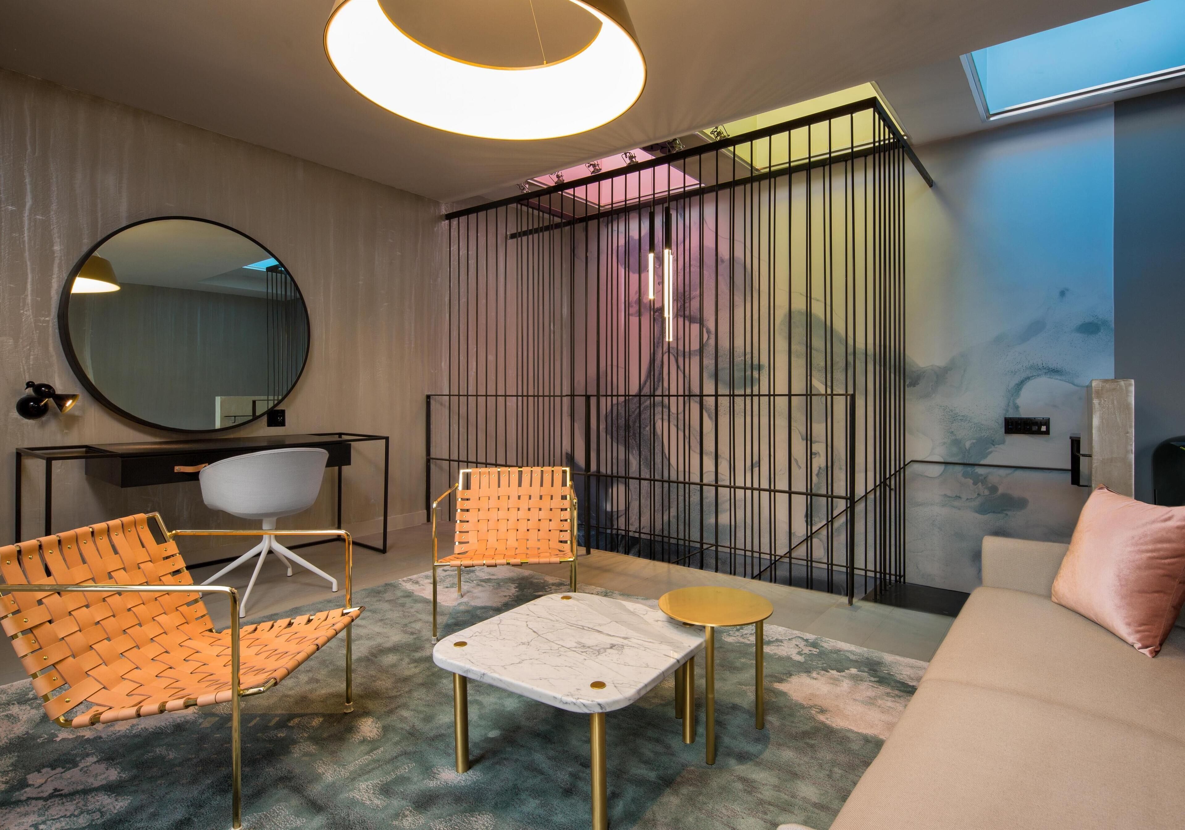 frette italian sheets, premium bedding, in-room safe, desk