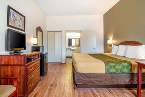 Desk, iron/ironing board, free WiFi, bed sheets - Econo Lodge Inn & Suites near Chickamauga Battlefield (Fort Oglethorpe)