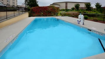 季节性开放的室外游泳池,09:00 至 21:00 开放,池畔遮阳伞,日光浴躺椅