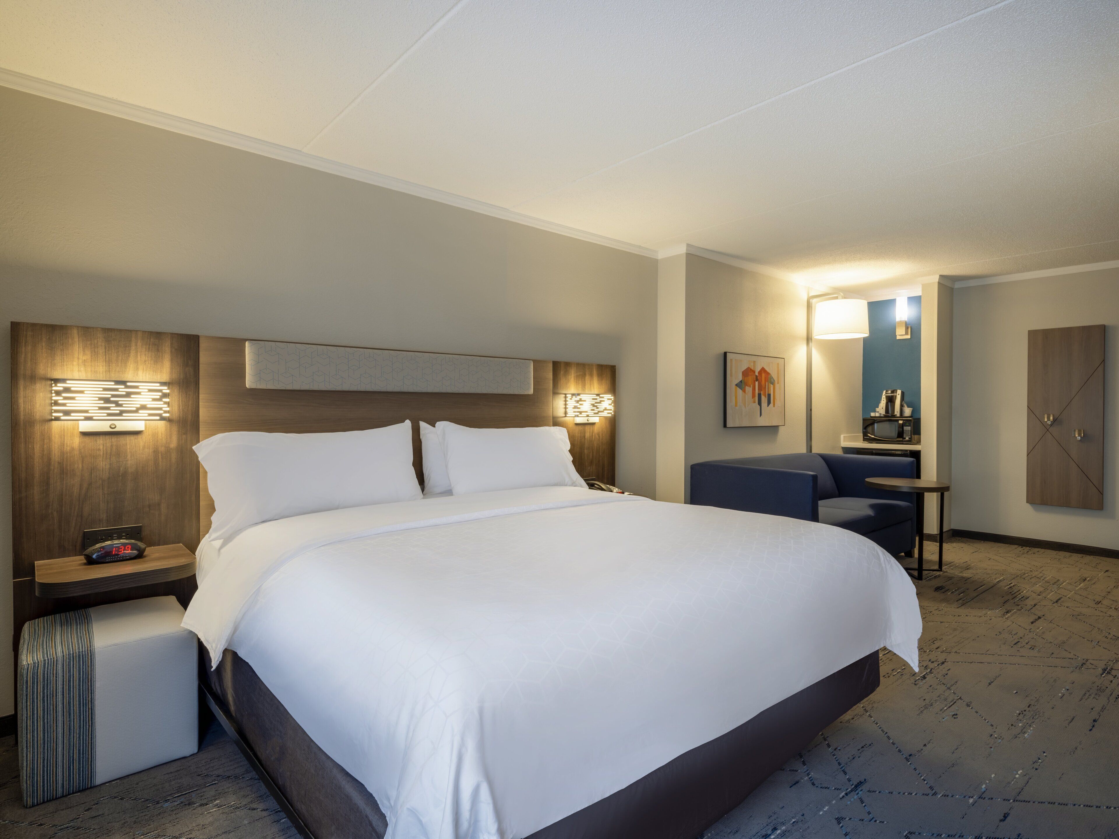 Safe på rommet, skrivebord og skrivebord for bærbar PC