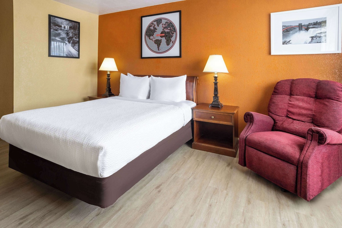 Room, 1 Queen Bed, Accessible, Non Smoking (Mobility, Roll-In Shower)