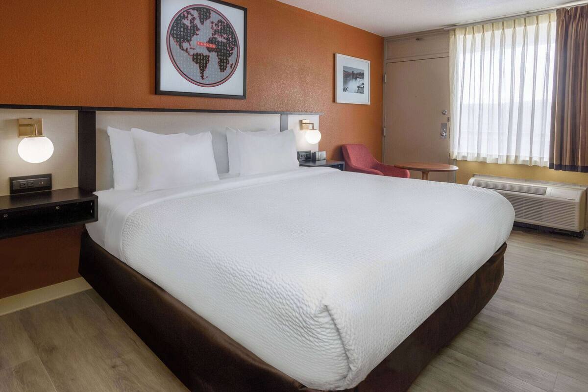 Phòng Deluxe, 1 giường cỡ king, không hút thuốc, quang cảnh hồ bơi | 4 phòng ngủ, bộ đồ giường cao cấp, nệm Tempur-Pedic 