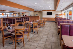 Breakfast, lunch, dinner served; American cuisine