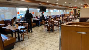 Petit déjeuner, déjeuner et dîner servis sur place
