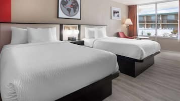 Zimmer, 2 Doppelbetten, Nichtraucher, Poolblick | 4 Schlafzimmer, hochwertige Bettwaren, Tempur-Pedic-Betten, Zimmersafe