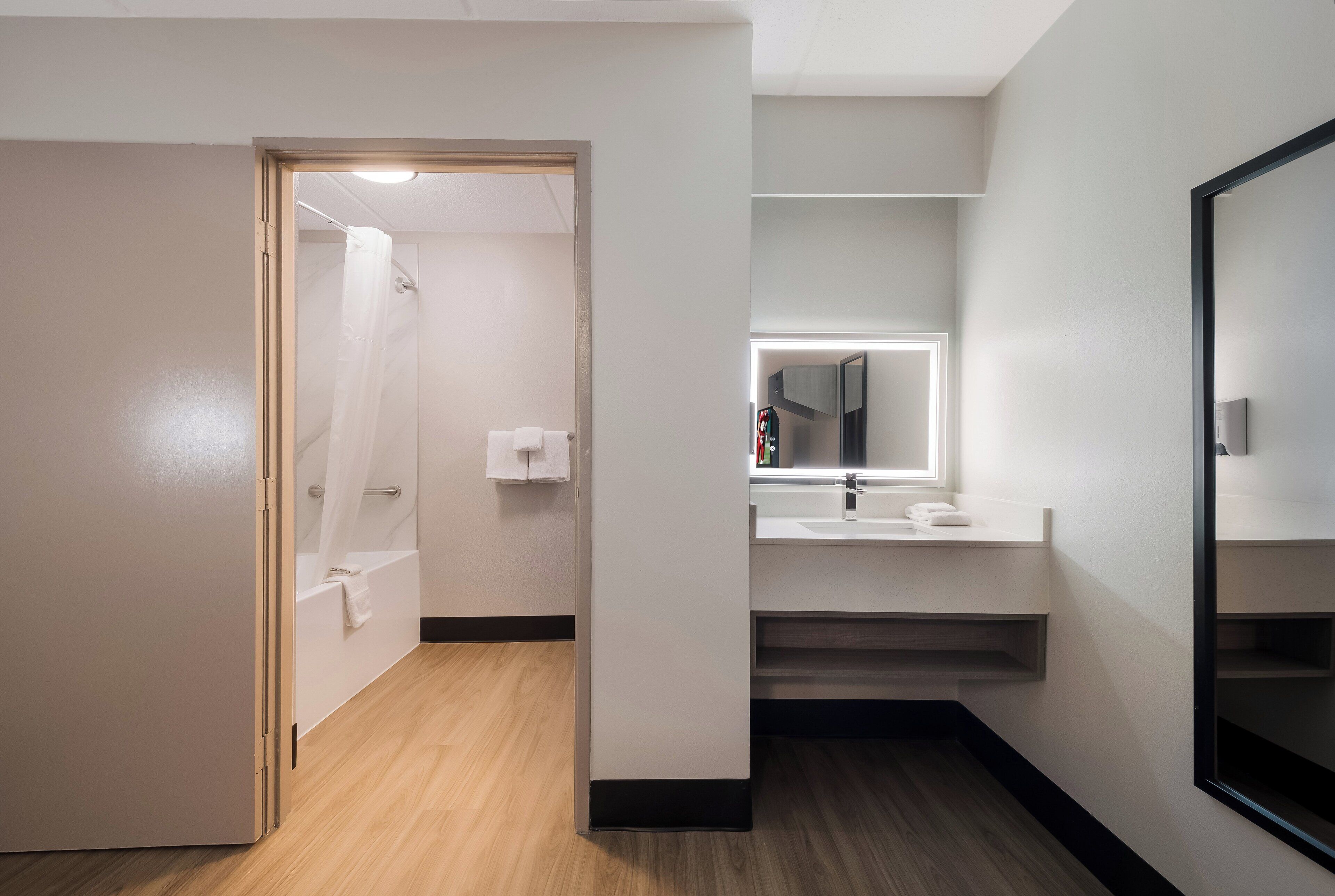 Kamar Deluks, 1 Tempat Tidur Double, akses difabel, Bebas Asap Rokok | Kamar mandi | Pengering rambut, handuk, sabun, dan sampo