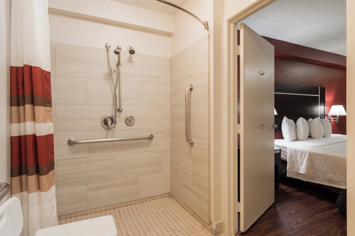 Chambre Deluxe, 1 lit double, accessible aux personnes à mobilité réduite (Roll-In Shower) | Salle de bain accessible aux personnes à mobilité réduite