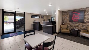 A Red Roof Inn with a modern interior, including a reception desk, seating area, and a view of the outside. - Red Roof Inn Chattanooga - Hamilton Place (Chattanooga)